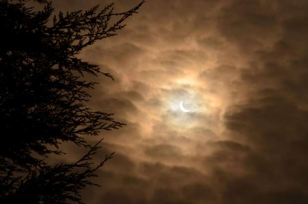 Pessoas acompanham o eclipse solar total em Svalbard, na Noruega Foto: Reuters