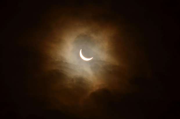 Pessoas acompanham o eclipse solar total em Svalbard, na Noruega Foto: Reuters