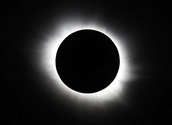 Pessoas acompanham o eclipse solar total em Svalbard, na Noruega Foto: Reuters