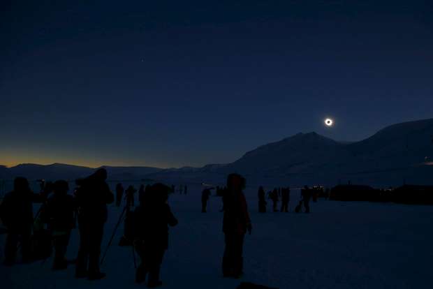 Pessoas acompanham o eclipse solar total em Svalbard, na Noruega Foto: Reuters