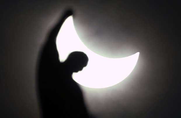 Pessoas acompanham o eclipse solar total em Svalbard, na Noruega Foto: Reuters