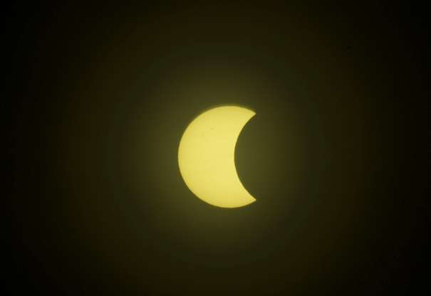 Pessoas acompanham o eclipse solar total em Svalbard, na Noruega Foto: Reuters