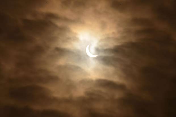 Pessoas acompanham o eclipse solar total em Svalbard, na Noruega Foto: Reuters