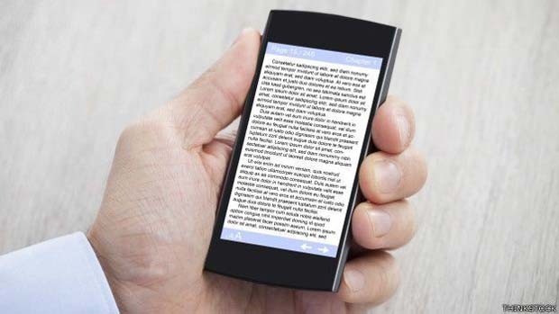 Usar o celular velho como e-book ajuda a economizar a bateria do novo em viagens (Foto: ThinkStock/ BBC)