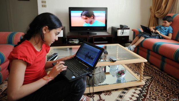 Menina utiliza laptop