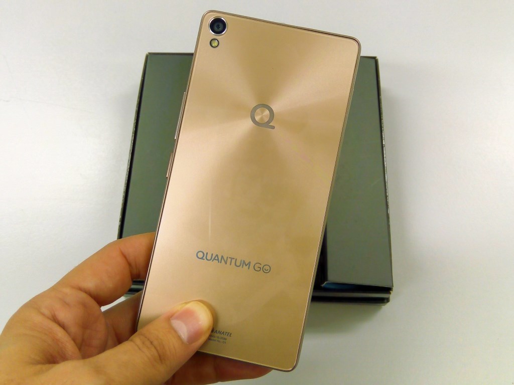 Dentro dela, a primeira coisa que você encontra é o aparelho. Este é um Quantum Go 3G / 16 GB na cor Dourada