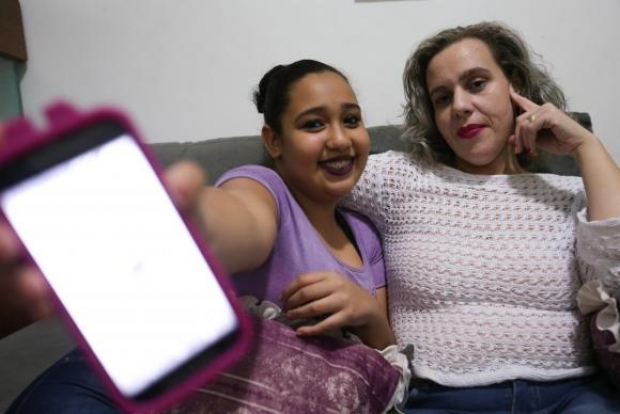 Uso de celular por adolescentes, Na foto, Jasmine e Luiza Tremendani. (Fabio Rodrigues Pozzebom/Agência Brasil)