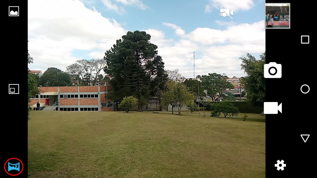 Para ativar o modo Panorama, basta tocar no ícone no canto inferior esquerdo da tela no app da Câmera.