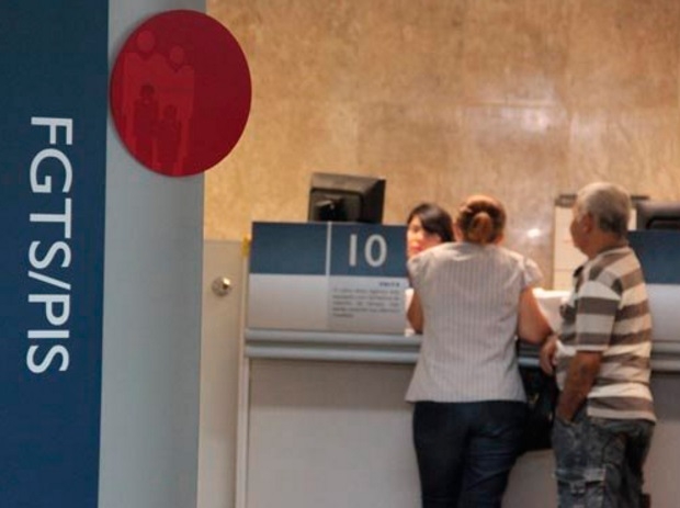 Brasileiros que vivem no exterior também podem sacar FGTS