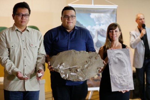 Rio de Janeiro - Pesquisadores brasileiros, em parceria com chineses, apresentam réplicas de descobertas no campo da paleontologia: ovos e restos fossilizados de pterossauros escavados no noroeste da China que ficarão