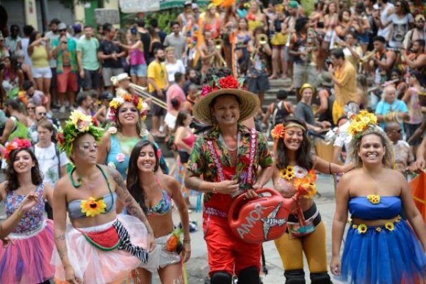 Rio de Janeiro - Blocos carnavalescos participam da abertura do carnaval não oficial neste domingo (7), no centro da cidade (Fernando Frazão/Agência Brasil)
