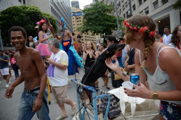 Rio de Janeiro - Blocos carnavalescos participam da abertura do carnaval não oficial neste domingo (7), no centro da cidade (Fernando Frazão/Agência Brasil)