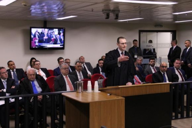 O advogado de Cristiano Zanin fala no julgamento de recurso da defesa de Lula no caso do triplex _ Foto Sylvio Sirangelo/TRF4