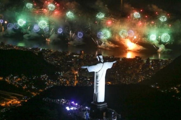 Réveillon na Praia de Copacabana, zona sul do Rio de Janeiro, teve 17 minutos de queima de fogos. Segundo a prefeitura, a festa de Ano-Novo reuniu 2,4 milhões de pessoas (Fernando Maia/Riotur)