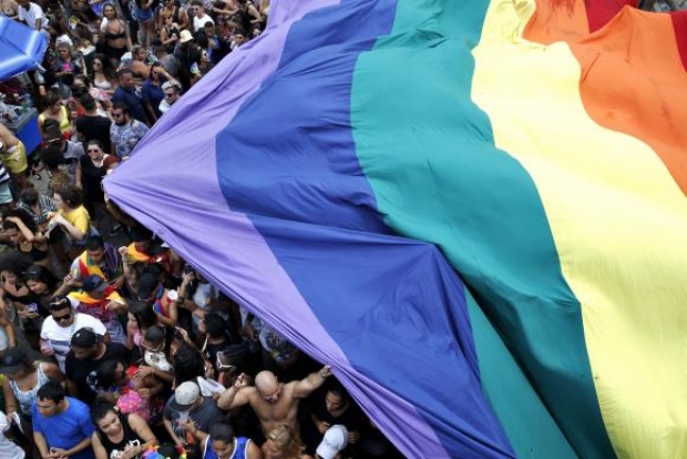 Rio de Janeiro - A 22 edição da Parada do Orgulho LGBT (Lésbicas, Gays , Bissexuais, Travestis, Transexuais e Transgêneros) leva milhares de pessoas à Praia de Copacabana (Tânia Rêgo/Agência Brasil)