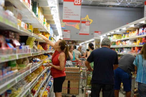 Vitória (ES) - Supermercados lotados com filas nos caixas e na entrada funcionam com horário reduzido (Tânia Rêgo/Agência Brasil)