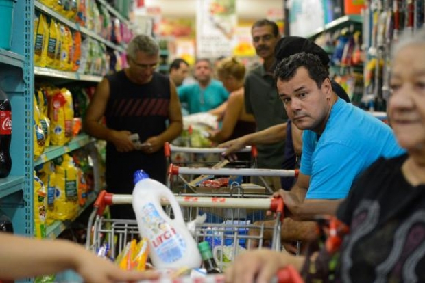 Vitória (ES) - Supermercados lotados com filas nos caixas e na entrada funcionam com horário reduzido (Tânia Rêgo/Agência Brasil)