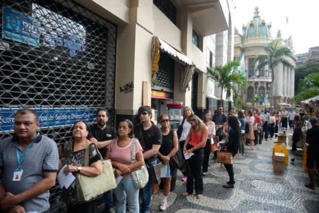 Rio de Janeiro - Longas filas se formam em frente aos postos de saúde para a vacinação contra a febre amarela (Tânia Rêgo/Agência Brasil)