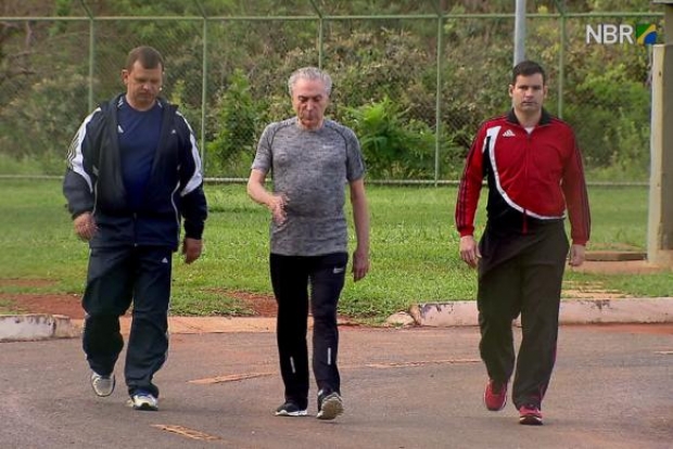 Brasília - Presidente Michel Temer faz caminhada no Palácio do Jaburú acompanhado de seguranças (Divulgação TV NBr)