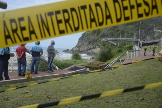 Rio de Janeiro - Trecho da Ciclovia Tim Maia, em São Conrado, desaba após forte temporal que atingiu a capital fluminense na madrugada de hoje (15). (Tomaz Silva/Agência Brasil)