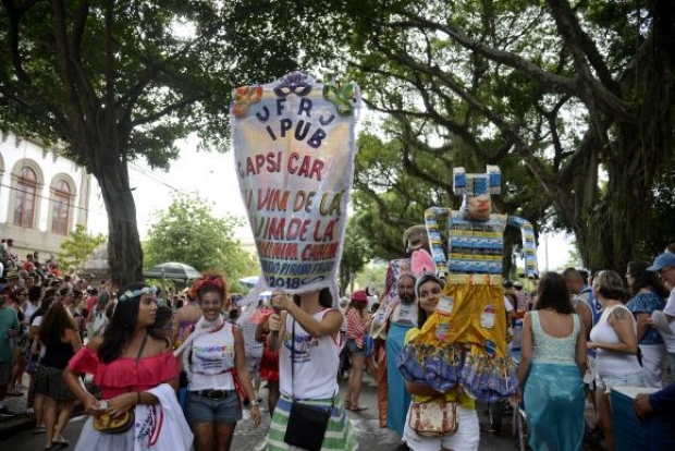 Rio de Janeiro - Coletivo Carnavalesco Tá Pirando, Pirado, Pirou! formado por usuários e profissionais da rede pública de saúde mental do Rio de Janeiro, desfila no bairro da Urca, zona sul da cidade e homenagea a 