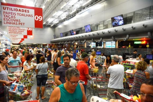 Vitória (ES) - Supermercados lotados com filas nos caixas e na entrada funcionam com horário reduzido (Tânia Rêgo/Agência Brasil)