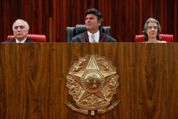 Brasília - O presidente Michel Temer, o novo presidente do Tribunal Superior Eleitoral (TSE), Luiz Fux, e a presidente do STF, Cármen Lúcia, durante solenidade de posse no TSE (Beto Barata/PR)
