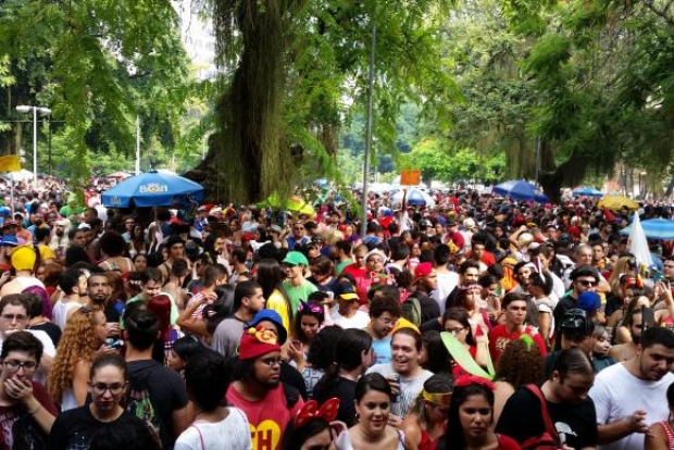 Rio de Janeiro - Bloco Marcha Nerd na Praça Xavier de Brito, Tijuca, zona norte, tira nerds e geeks da frente do computador durante a folia (Akemi Nitahara/Agência Brasil)