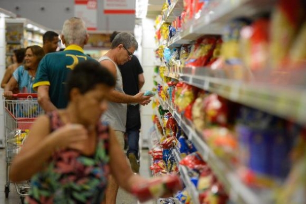 Vitória (ES) - Supermercados lotados com filas nos caixas e na entrada funcionam com horário reduzido (Tânia Rêgo/Agência Brasil)