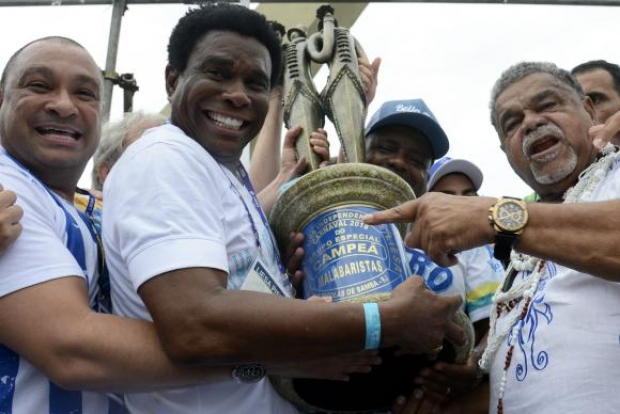 Rio de Janeiro - Integrantes da escola de samba Beija-Flor de Nilópolis comemoram o título de campeã do carnaval de 2018 (Tânia Rêgo/Agência Brasil)