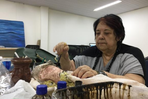 A carnavalesca Rosa Magalhães trabalhando no barracão da Portela