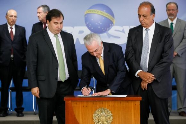 Presidente Michel Temer assina o decreto de intervenção federal no estado do Rio de Janeiro, ao lado do presidente da Câmara, Rodrigo Maia, e do governador do estado, Luiz Fernando Pezão 