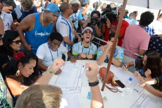 Rio de Janeiro - Integrantes da escola de samba Beija-Flor de Nilópolis comemoram o título de campeã do carnaval de 2018 (Tânia Rêgo/Agência Brasil)