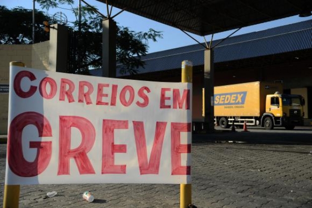 Centro de Tratamento de Encomendas dos Correios em Benfica, zona norte da cidade, durante a greve decretada após assembléia geral dos trabalhadores (Fernando Frazão/Agência Brasil)