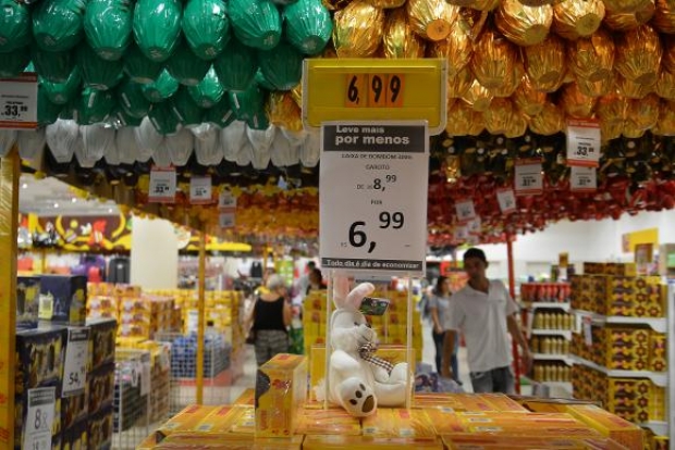 São Paulo - Vendas de chocolate durante o período da Páscoa no comércio varejista da Lapa, zona oeste.