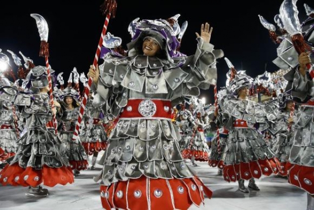 Rio de Janeiro - A Império Serrano abre o primeiro dia de desfiles do Grupo Especial das Escolas de Samba do Rio, na Sapucaí (Tânia Rêgo/Agência Brasil)