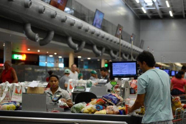 Vitória (ES) - Supermercados lotados com filas nos caixas e na entrada funcionam com horário reduzido (Tânia Rêgo/Agência Brasil)