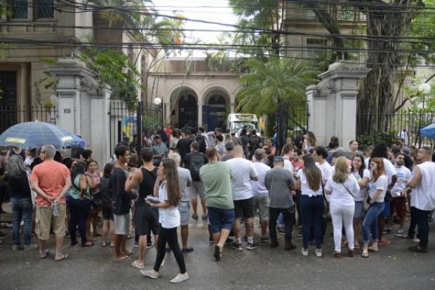 Rio de Janeiro - Candidatos chegam à Universidade Veiga de Almeida, no Maracanã, para primeiro dia de provas do Enem 2017 (Tomaz Silva/Agência Brasil)