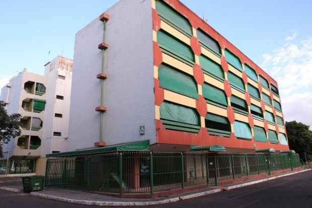 Brasília - Os prédios do bairro Cruzeiro Novo têm os pilotis fechados por grades (Wilson Dias/Agência Brasil)