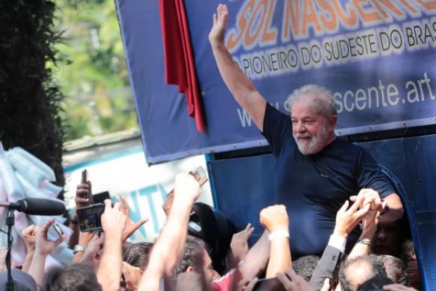 O ex-presidente Luiz Inácio Lula da Silva faz primeiro discurso após ordem de prisão expedida pelo juiz Sérgio Moro. Reuters/Leonardo Benassatto/Direitos Reservados