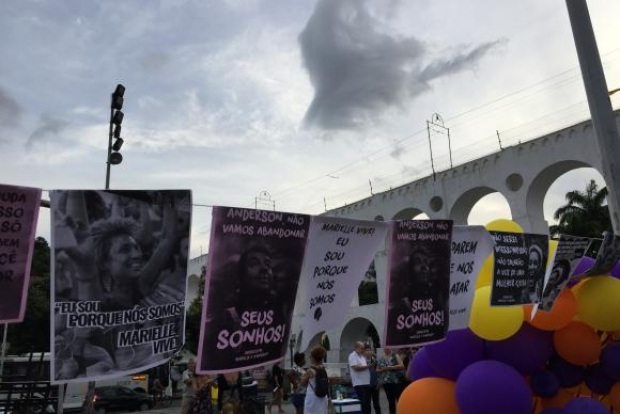 Rio de Janeiro - Um dos pontos de encontro para manifestações lembrando um mês do assassinato de Marielle Franco e Anderson Gomes foi na Lapa