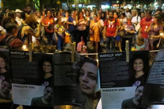 Rio de Janeiro - O ato Luzes para Marielle e Anderson reúne manifestantes no Largo do Machado. O público compareceu segurando velas e lanternas (Vladimir Platonow/Agência Brasil)
