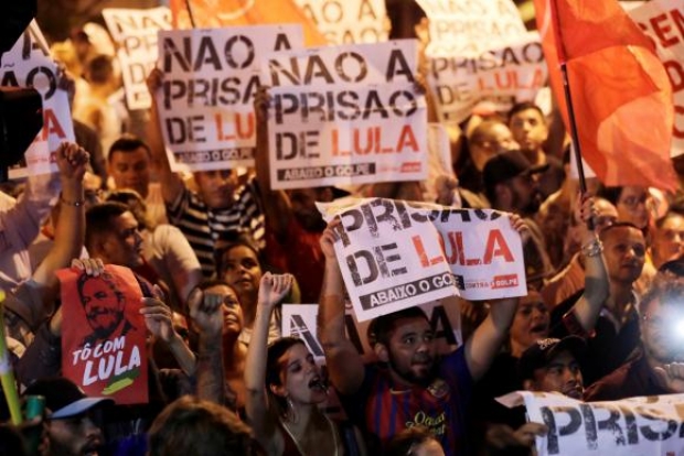 Manifestantes fazem ato de apoio a Lula em frente ao Sindicato dos Metalúrgicos em São Bernardo do Campo