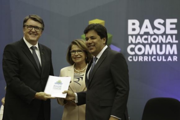 Brasília - O presidente do CNE, Eduardo Deschamps, a secretária executiva do MEC, Maria Helena Castro e o ministro da Educação, Mendonça Filho participam da entrega da BNCC (Fabio Rodrigues Pozzebom/Agência Brasil)