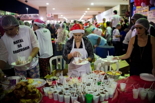 Brasília - Grupo de voluntários se mobiliza para fazer um natal para a população em situação de rua na Rodoviária do Plano Piloto, com ceia, distribuição de presentes e brincadeiras para as crianças (Marcelo Camargo/Agência Brasil)