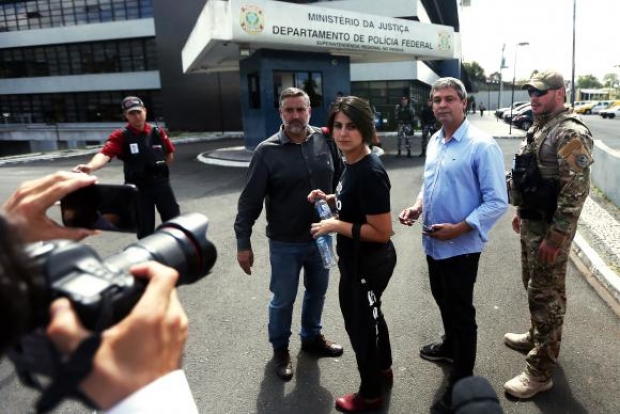 Curitiba (PR) - O deputado Paulo Pimenta, a deputada estadual Manuela d'Ávila e o senador Lindbergh Farias falam à imprensa, na saída da sede da Polícia Federal (Marcello Casal Jr/Agência Brasil)