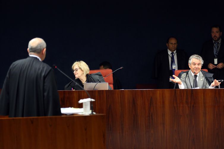 Brasília - Os ministro do STF, Rosa Weber e Marco Aurélio Mello durante reunião para julgar o inquérito em que o senador Aécio Neves é acusado de corrupção passiva e obstrução de Justiça/José Cruz/Agência Brasil Brasília - Os ministro do STF, Rosa Weber e Marco Aurélio Mello durante reunião para julgar o inquérito em que o senador Aécio Neves é acusado de corrupção passiva e obstrução de Justiça