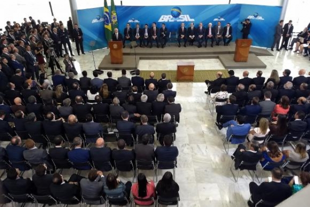 Brasília - O presidente Michel Temer dá posse a novos ministros, em cerimônia no Palácio do Planalto (Valter Campanato/Agência Brasil)