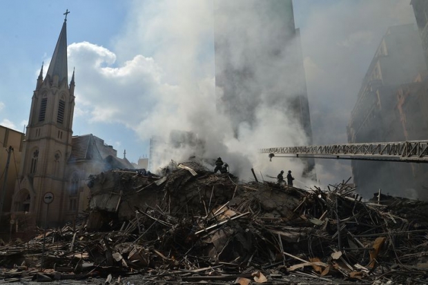 Bombeiros fazem rescaldo de escombros de prédio que pegou fogo em SP