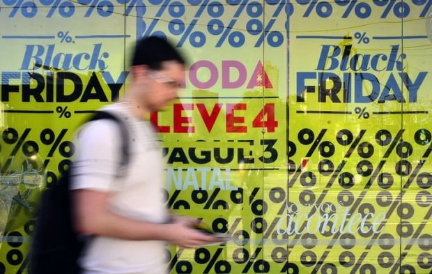 São Paulo - Movimento no comércio da rua Teodoro Sampaio, em Pinheiros, durante o Black Friday (Rovena Rosa/Agência Brasil)